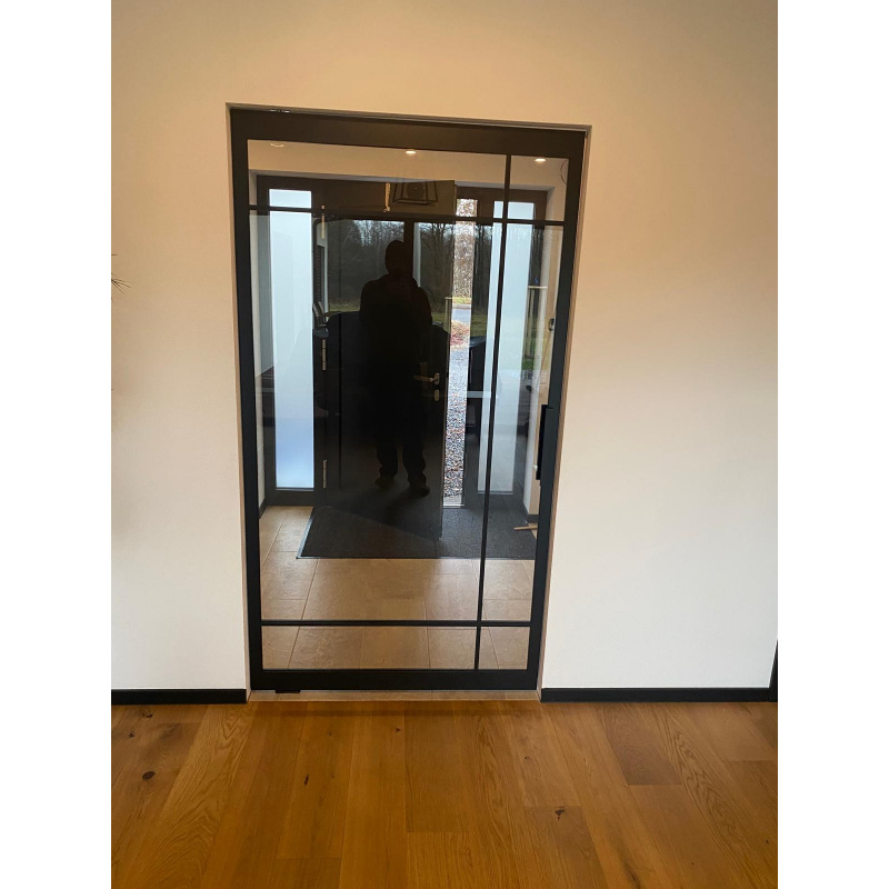 dveře s kouřovým sklem