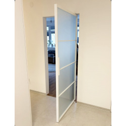 Bílé dveře na  pivotu  Loft 22