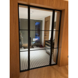 dveře s dvěmi světlíky