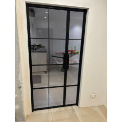 Dvoukřídlé tovární dveře...